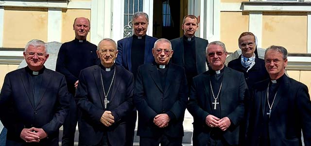 Biskupi ispred gospićkog ordinarsijata                                                                                                                                                                                                                    